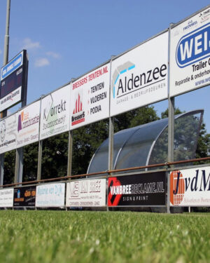 Reclamebord voetbalveld van HPL, dubbelzijdig bedrukt