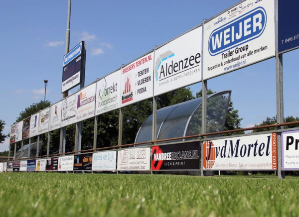 Reclamebord voetbalveld van HPL, dubbelzijdig bedrukt
