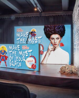 SambaSoft textieldoek toegepast in een verlichte wand voor binnenreclame